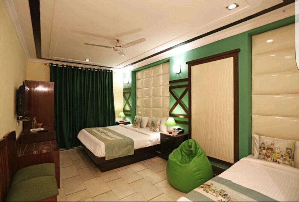 Hotel Unistar New Delhi Exteriör bild