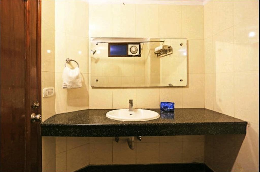 Hotel Unistar New Delhi Exteriör bild