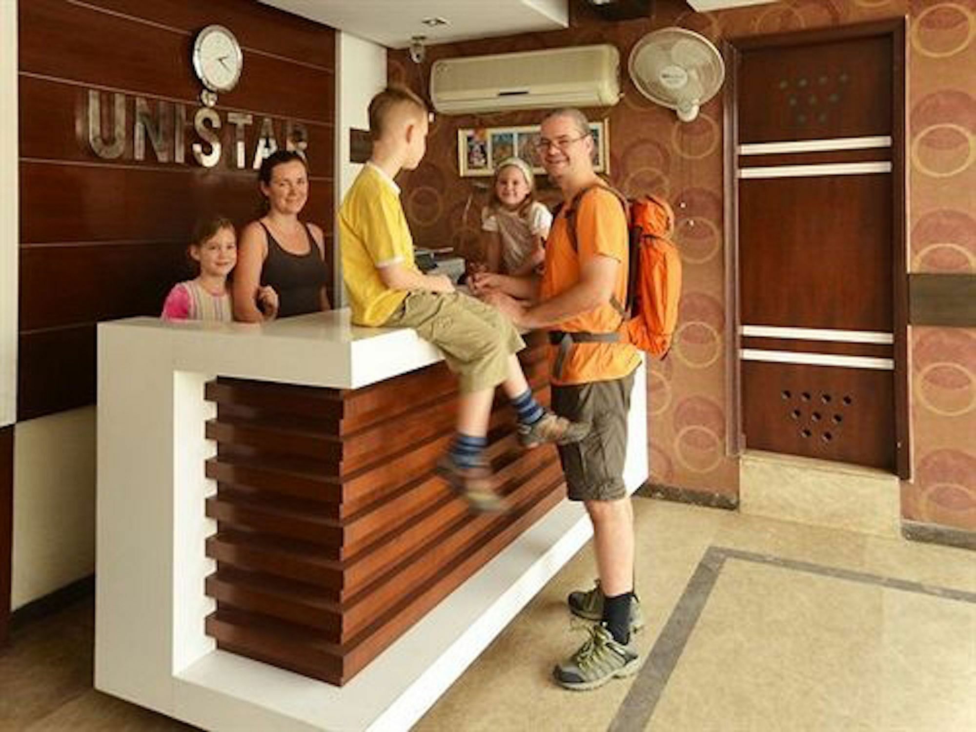 Hotel Unistar New Delhi Exteriör bild