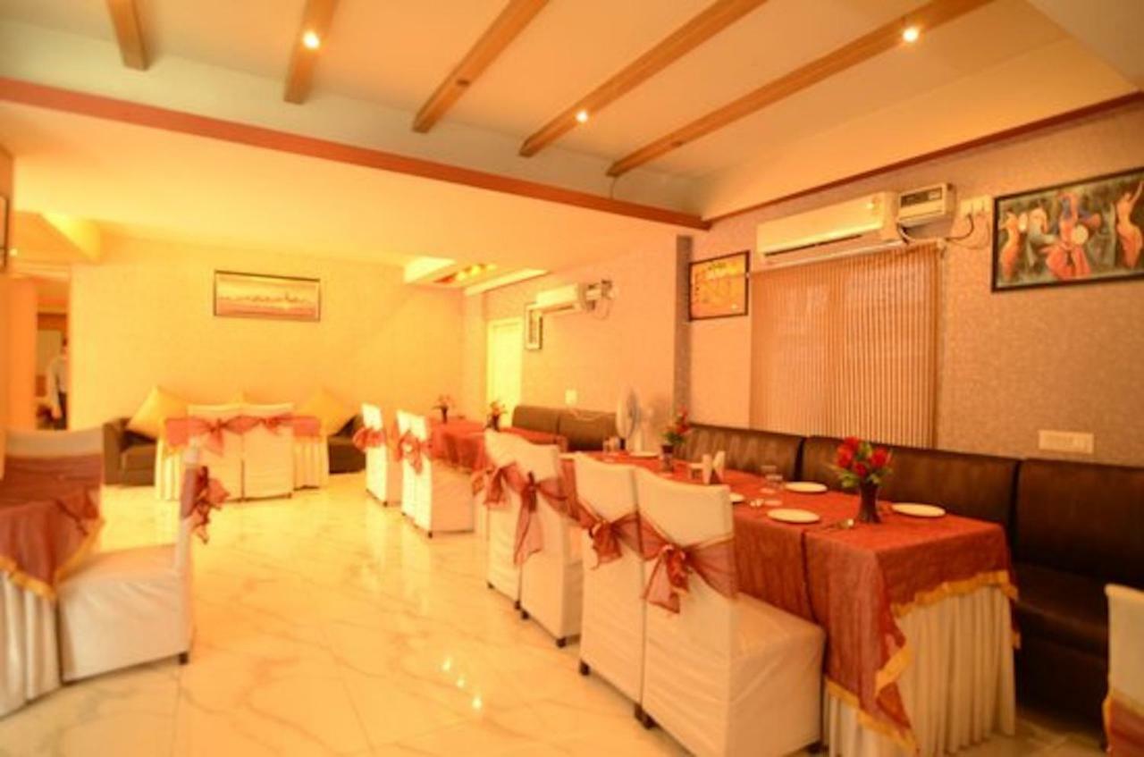 Hotel Unistar New Delhi Exteriör bild